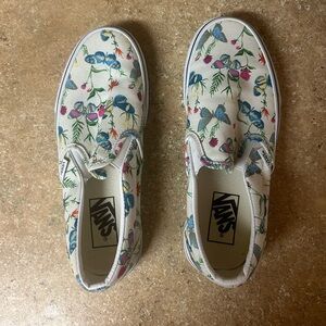 Women’s 7.5 / Men’s 6 slip on VANS